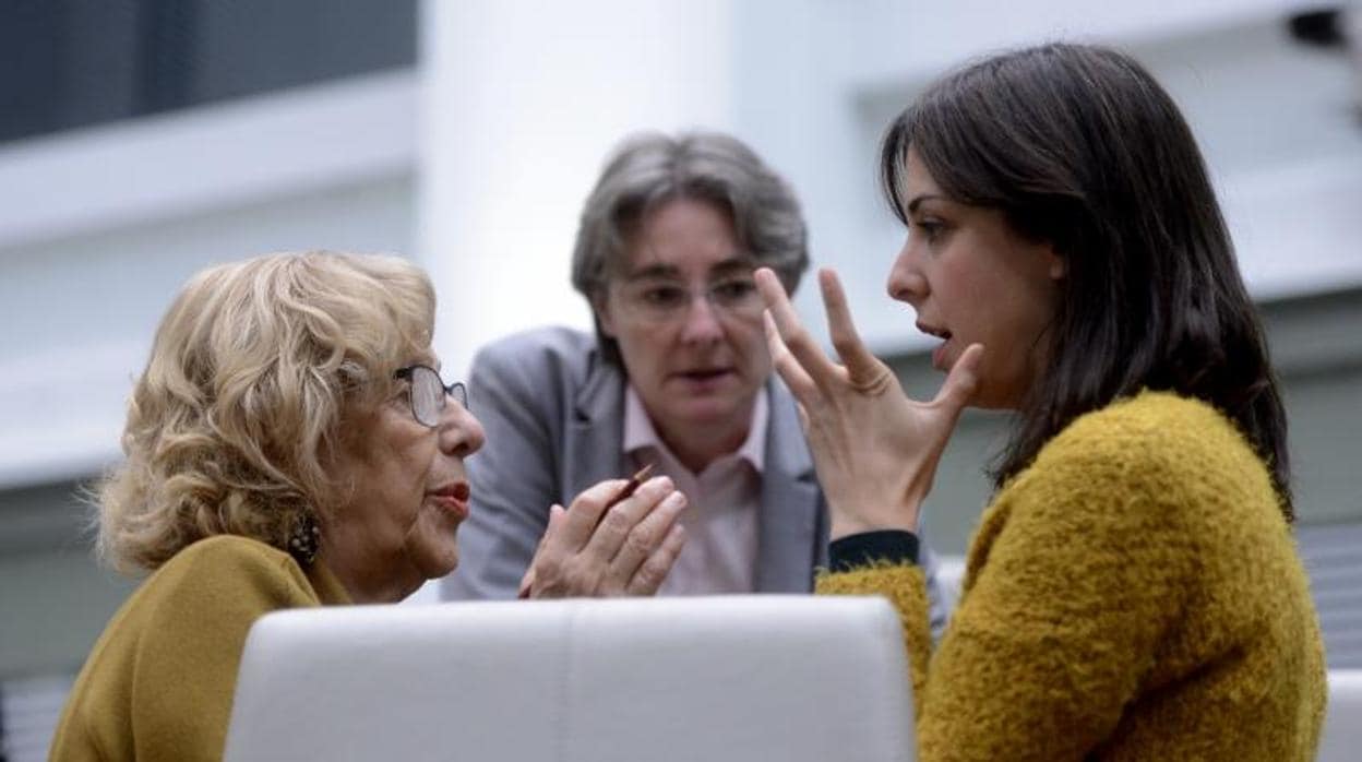 Manuela Carmena, Marta Higueras y Rita Maestre en un momento de un pleno del pasado mandato