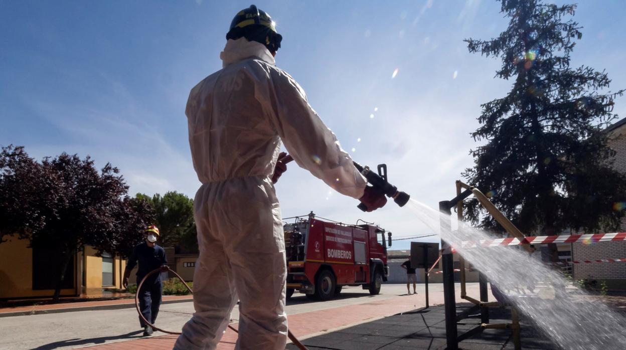 Bomberos de la Diputación de Valladolid desinfectan vías públicas de Íscar y Pedrajas con motivo de los brotes de Covid-19