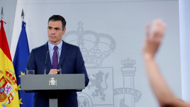 Sánchez defiende a la Monarquía tras presionarla durante semanas