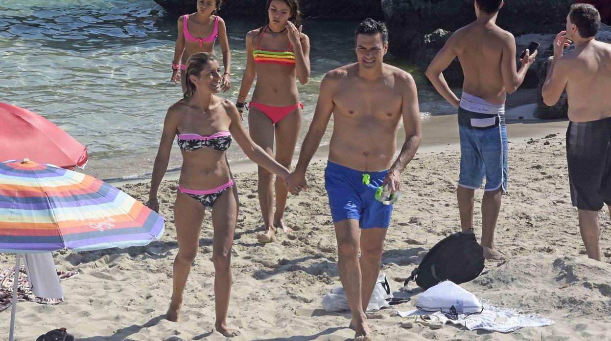 El presidente del Gobierno, Pedro Sánchez, junto a su esposa, Begoña Gómez, durante el verano de 2016 / Vídeo: Sanidad notifica 1.927 positivos con inicio de síntomas en la última semana - EP