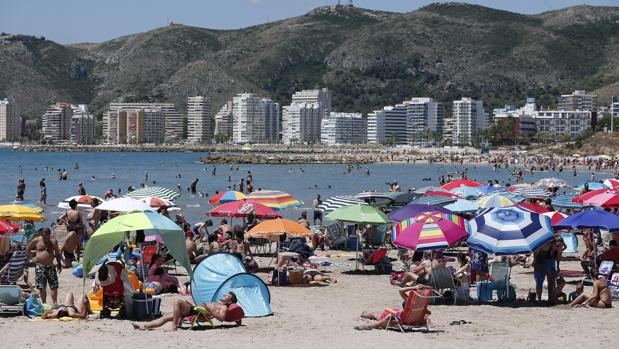 Prohibido fumar en los 15 kilómetros de playa de Cullera