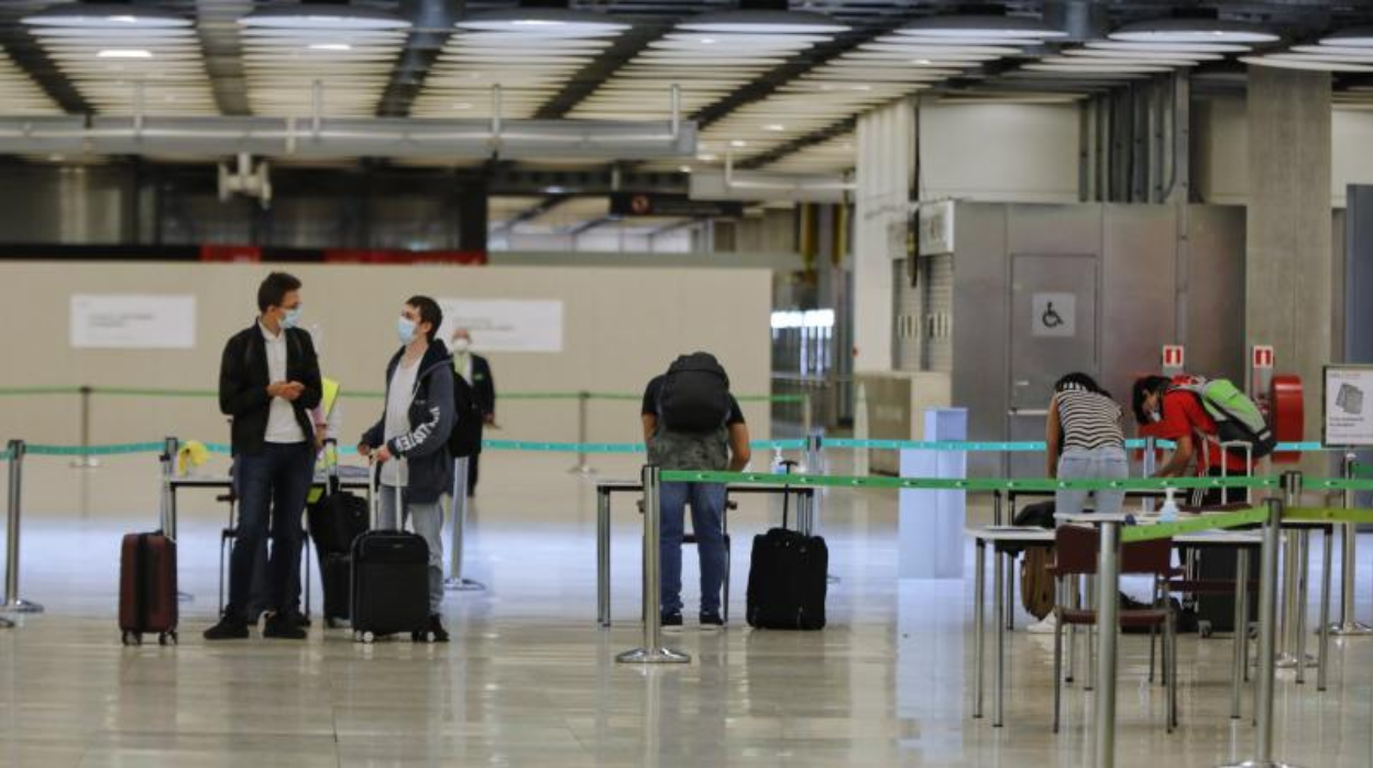 Viajeros en un aeropuerto