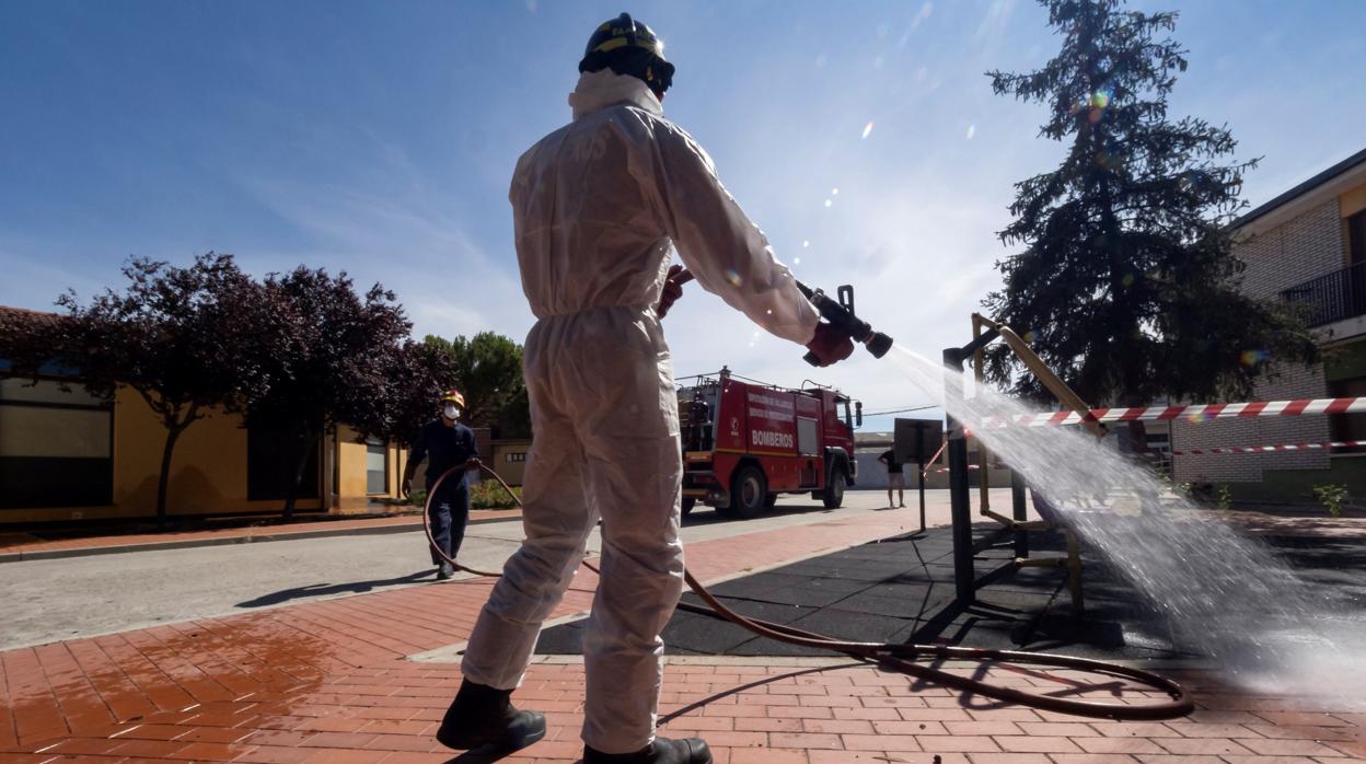 Desinfección en las calles de Pedrajas, uno de los dos municipios vallisoletanos tras los brotes detectados en la zona básica de salud de Íscar