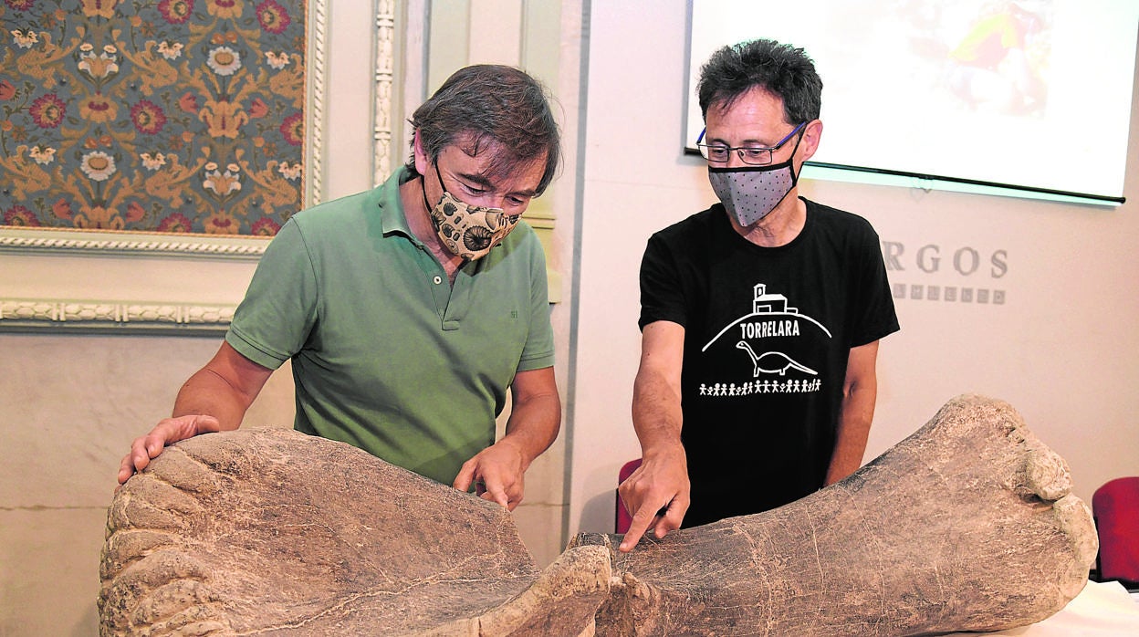 Torcida, junto al catedrático de la Universidad de Zaragoza José Ignacio Canudo, junto a uno de los hallazgos