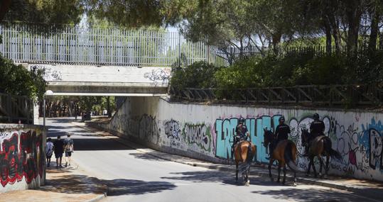 Agentes de la Policía Nacional patrullan a caballo por Batán