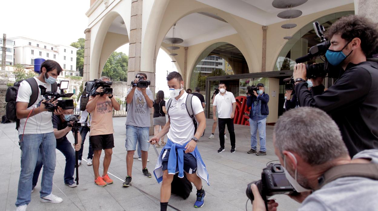 Jugadores del Fuenlabrada abandonan el hotel en el que estaban confinados