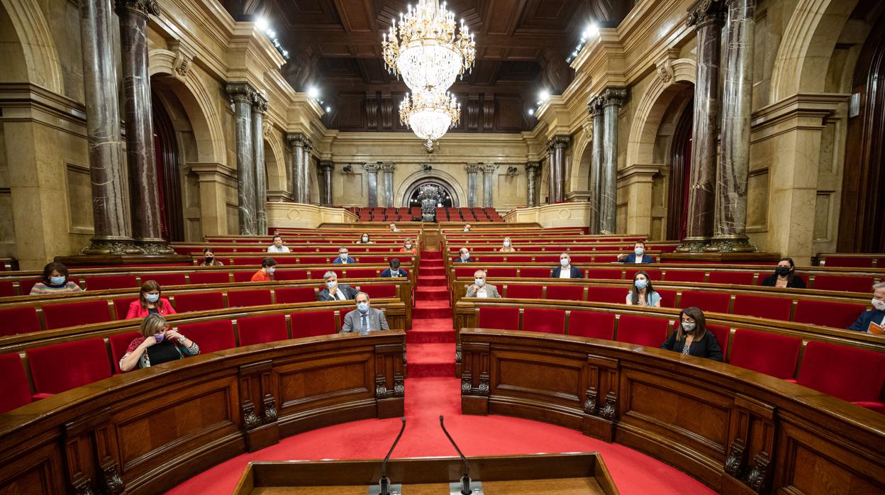 Hemiciclo del Parlament catalán durante un pleno de control al Gobierno de la Generalitat