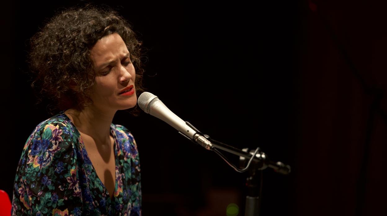 La cantante, pianista y compositora, Sheila Blanco, interpreta una de sus canciones