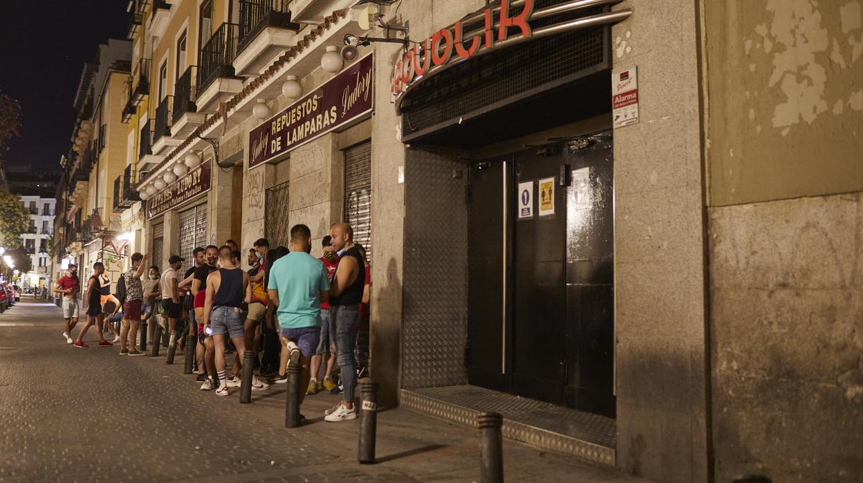 Decenas de jóvenes esperan a las puertas de una discoteca de Madrid