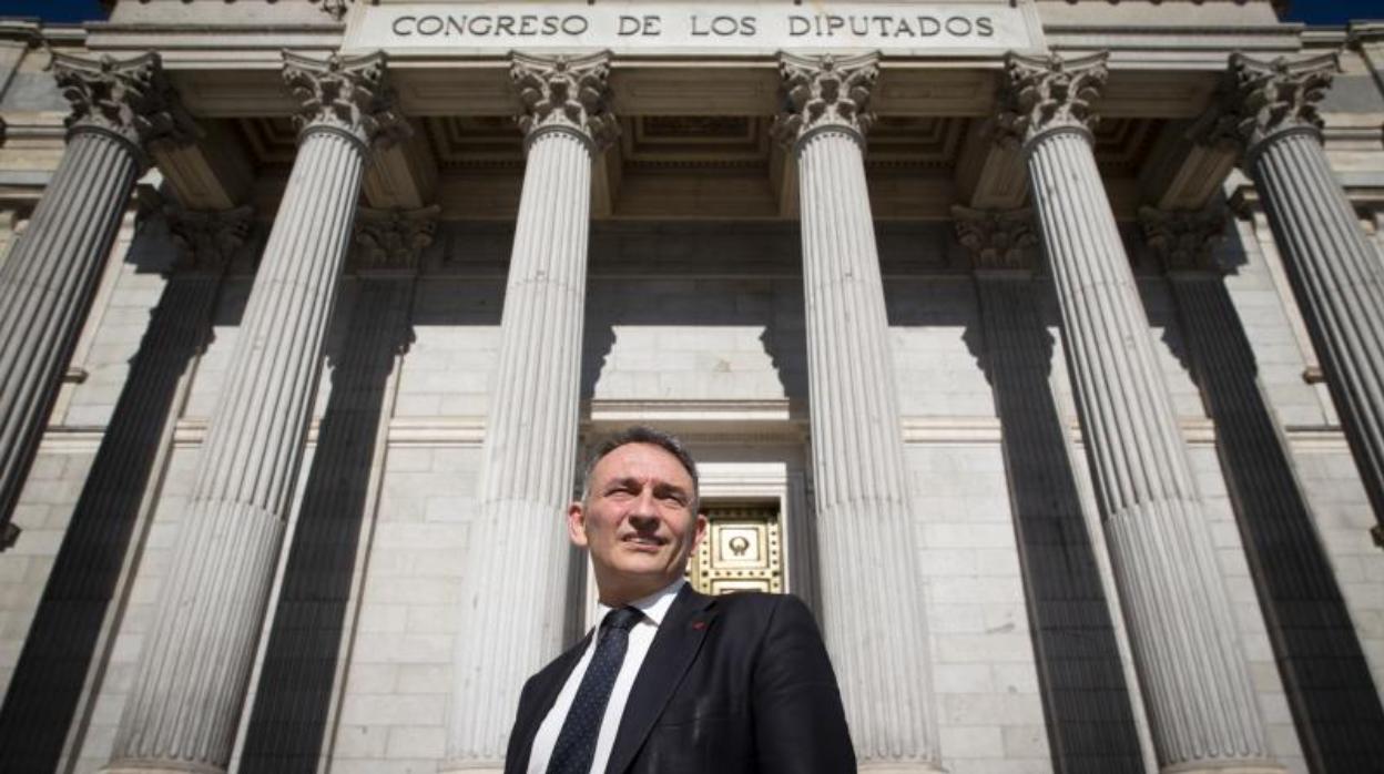 Enrique Santiago, fotografiado frente al Congreso