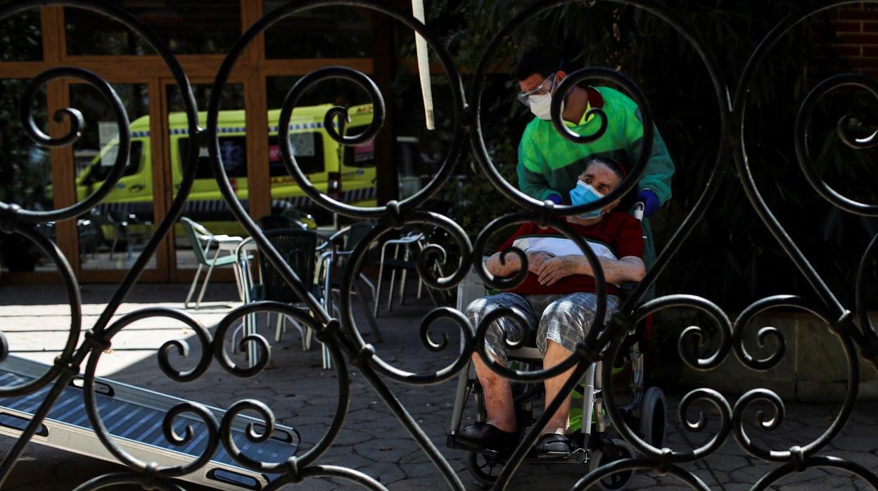 Traslado en ambulancia de una interna de la residencia de San Marcos