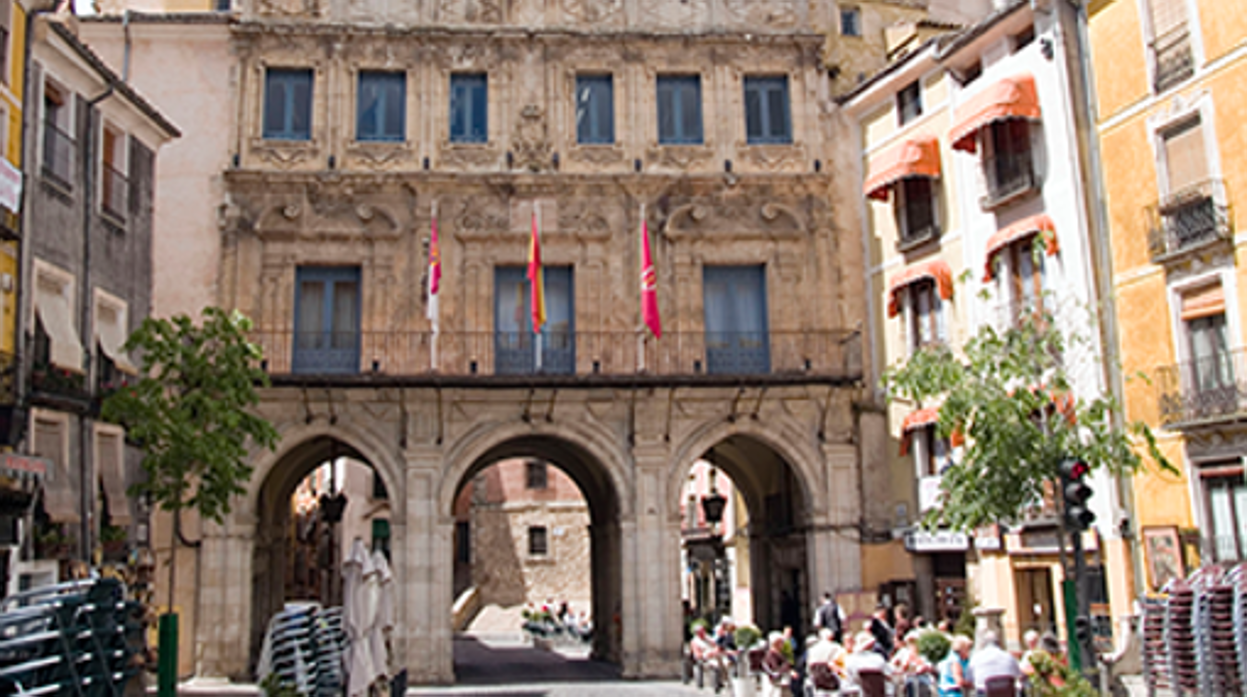 Terrazas de la Plaza Mayor de Cuenca, con el Ayuntamiento al fondo