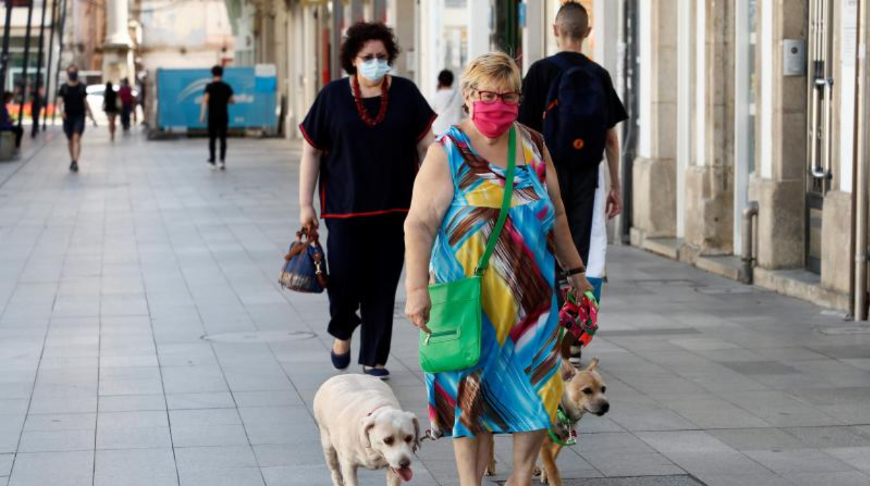 Viandantes por la Rúa da Raíña de Lugo