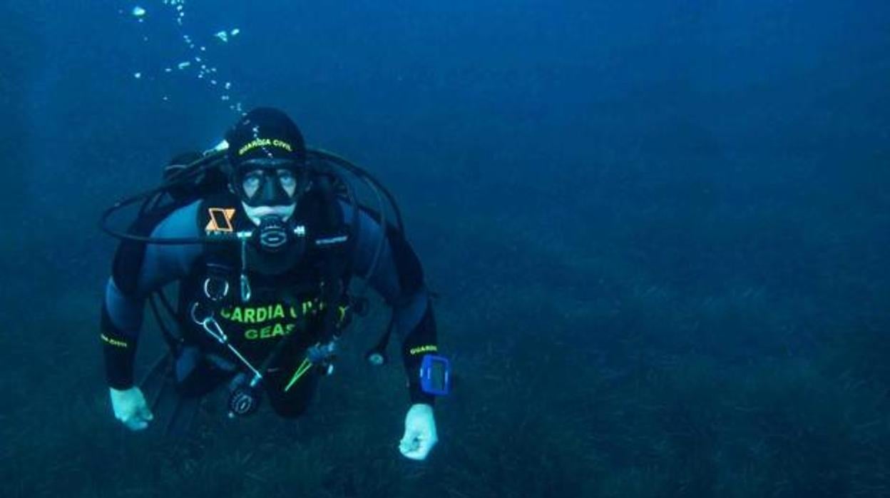 Imagen de archivo. Un submarinista del equipo de la Guardia Civil