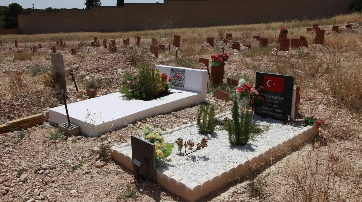 El cementerio musulmán de Zaragoza ocupa una porción del gran complejo funerario de Torrero. El cementerio musulmán fue creado durante la Guerra Civil