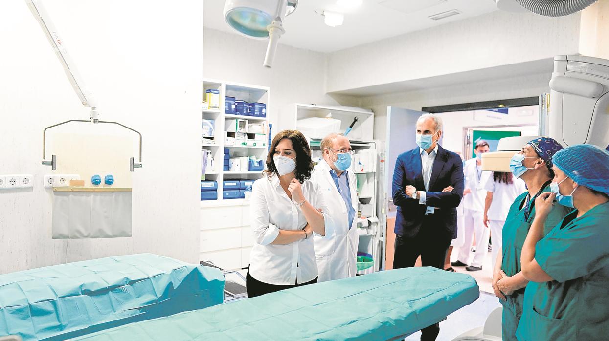 La presidenta Díaz Ayuso, junto al consejero de Sanidad, Ruiz Escudero