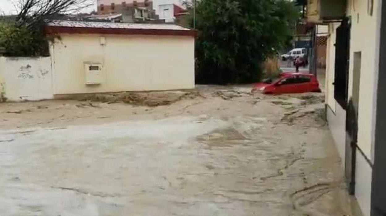 El arroyo ha inundado la calle Real de la localidad