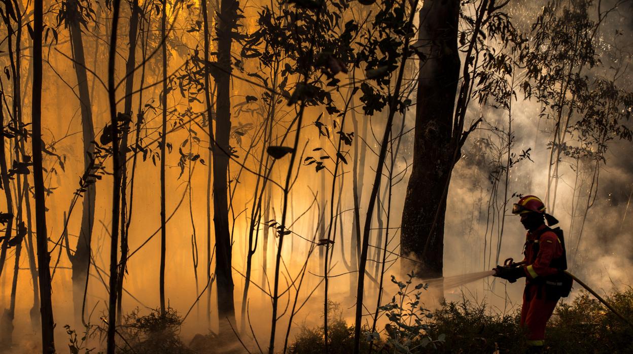 Un miembro de la UME en el incendio de Toén