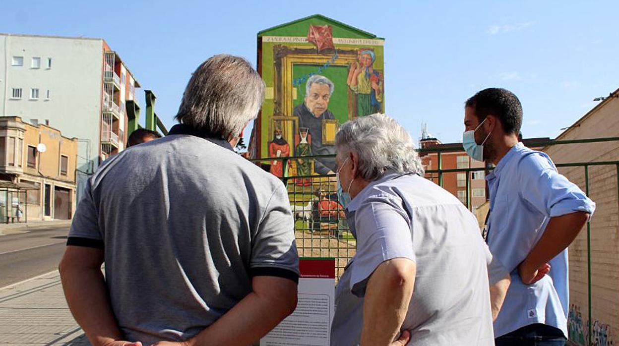 El alcalde de Zamora, Francisco Guarido, junto al Antonio Pedrero ante el mural dedicado al escultor