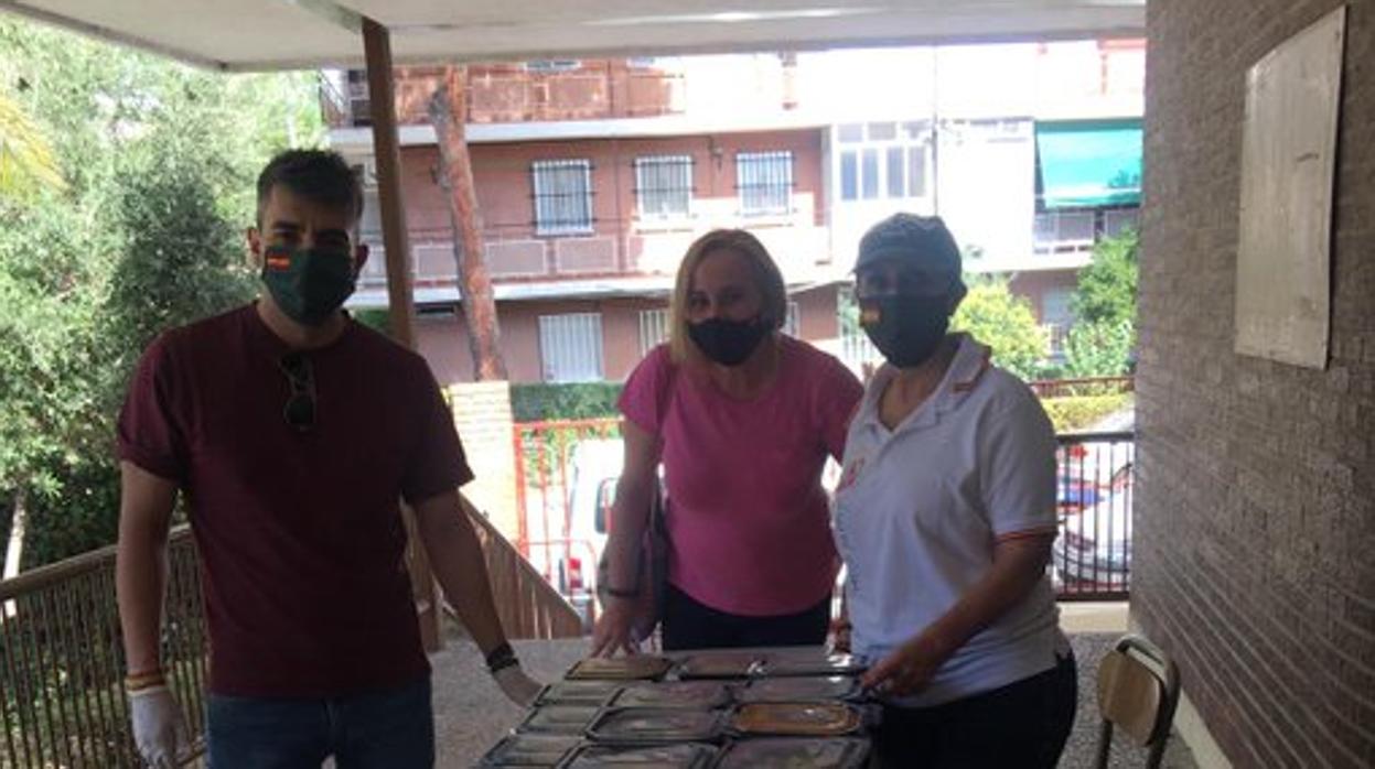 Los voluntarios de Vox reparten la comida elaborada por los menas