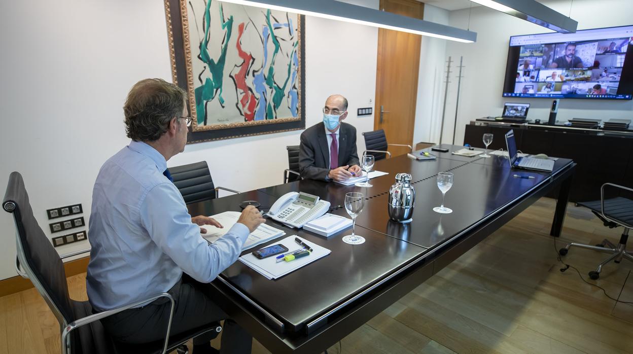 Feijóo, junto al titular de Sanidade, en la reunión con el comité clínico de expertos de la Xunta