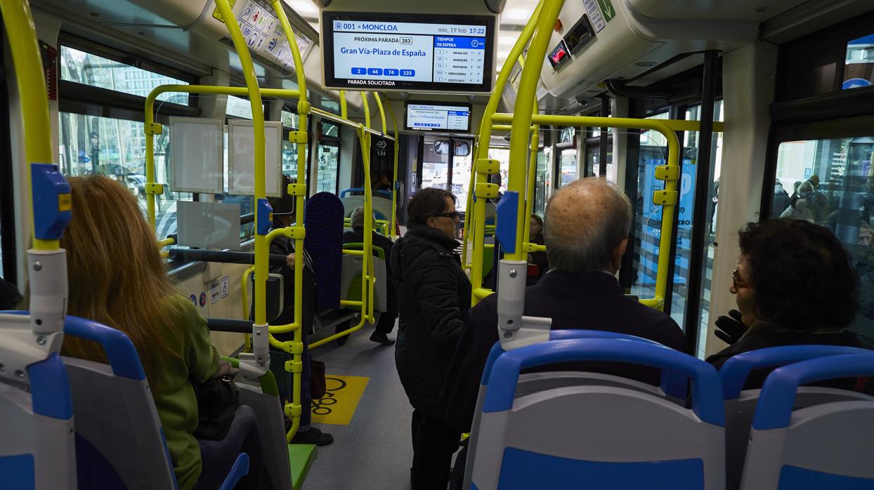 Viajeros en un autobús de la EMT