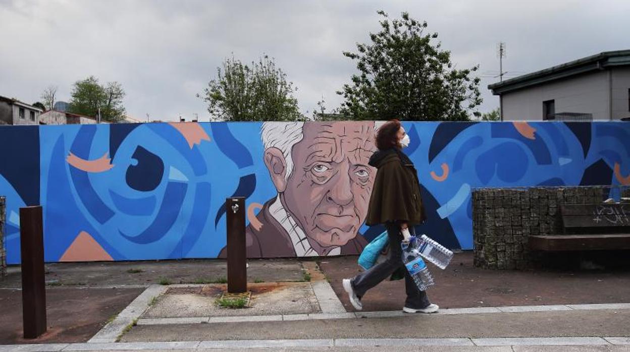 Una mujer recorre una calle en una ciudad gallega
