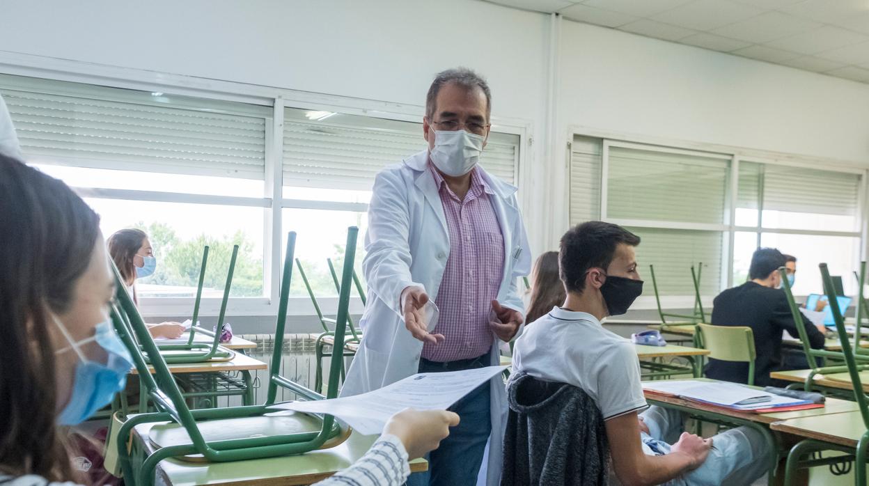 Si un estudiante da positivo por Covid-19 se aislará en sus domicilios a sus compañeros de aula