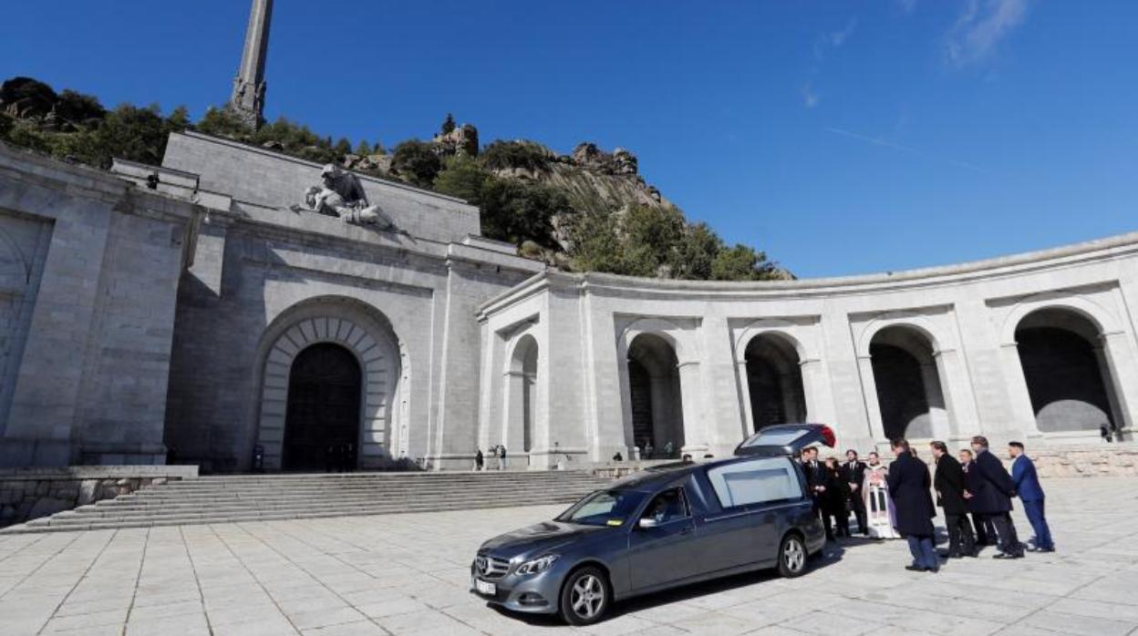 El cortejo fúnebre de Franco durante el traslado del Valle de los Caídos
