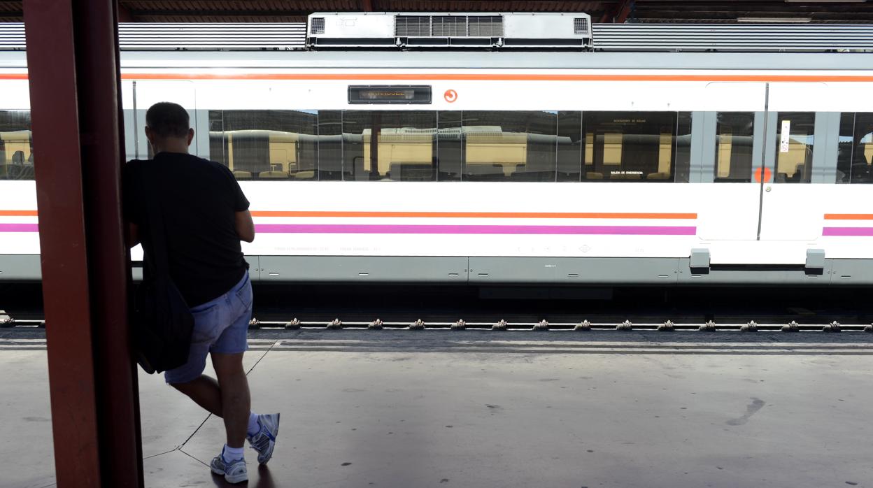 Un hombre espera un tren en una estación de Cercanías de Madrid