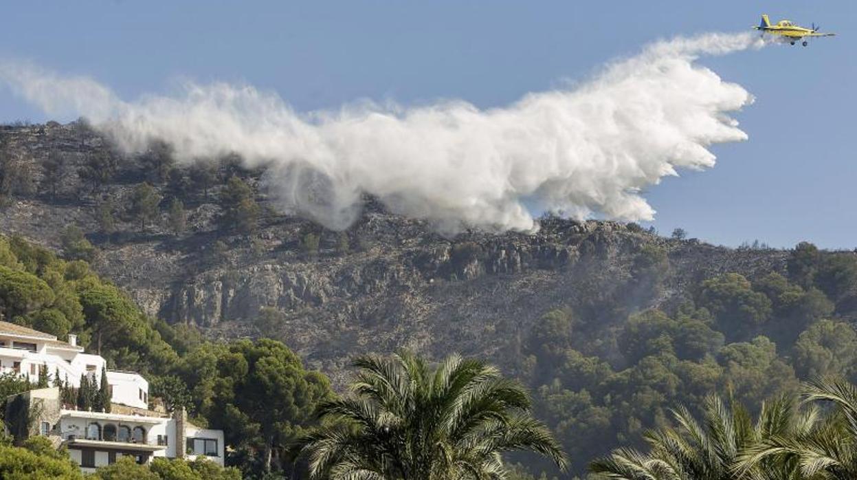 Un hidroavión descarga en tareas de extinción en un incendio en Denia y Xàbia