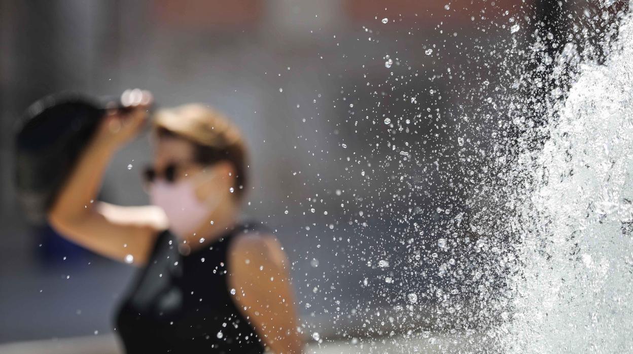 Una mujer se protege del sol en Valencia este miércoles