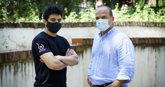 Hamza Hamoud junto a uno de los propietarios del Café Gijón, José Manuel Escamilla