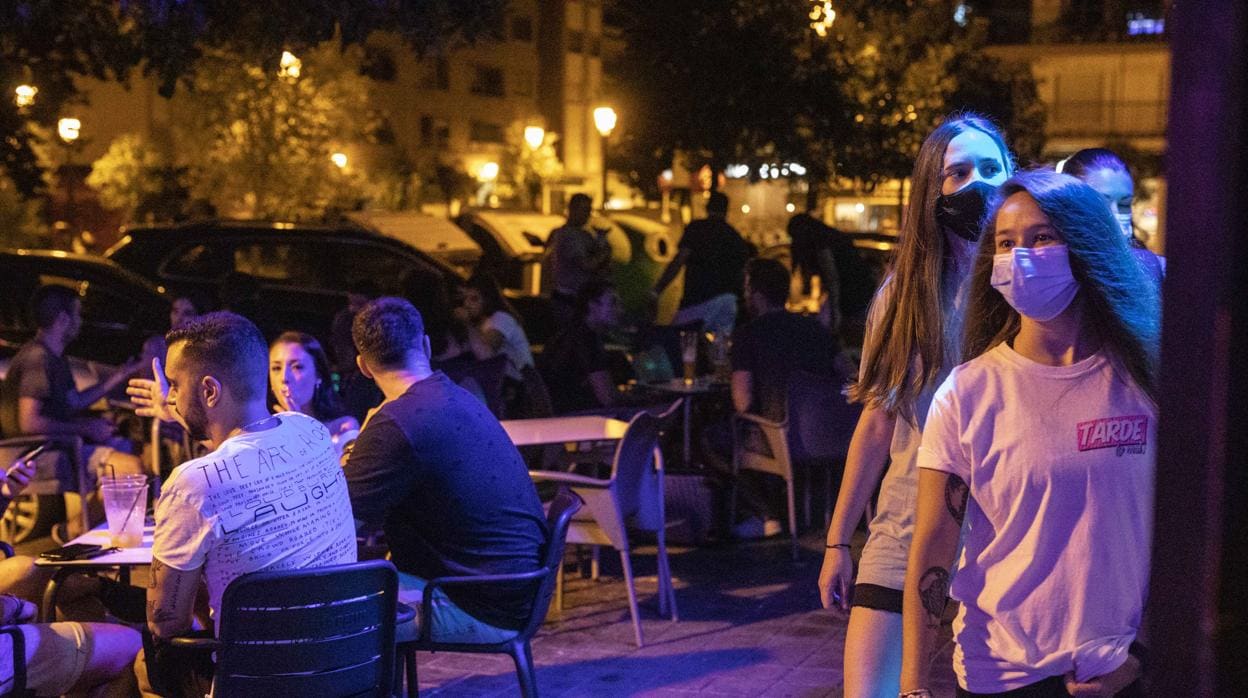 Imagen de jóvenes en terrazas en la ciudad de Valencia
