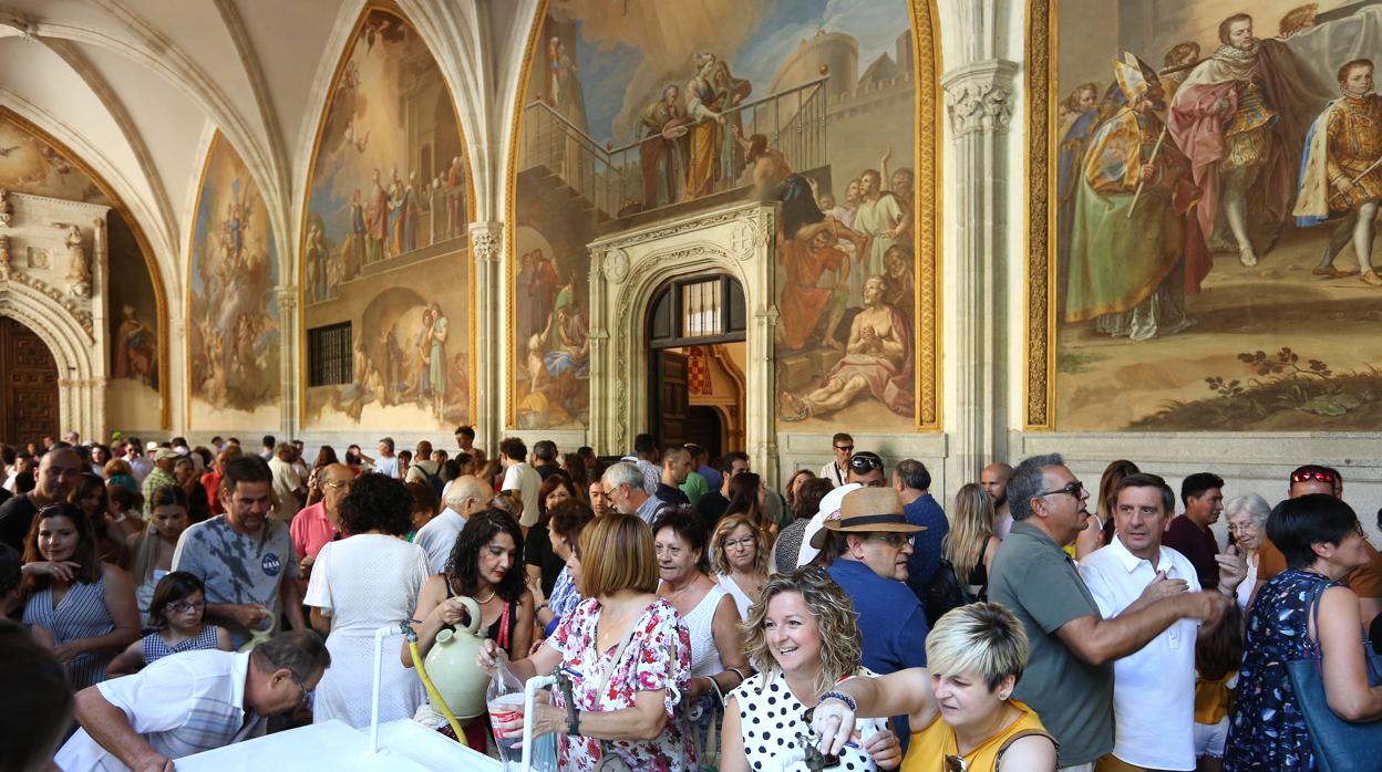 El día de la Virgen del Sagrario los toledanos beben agua de los botijos en el claustro de la catedral