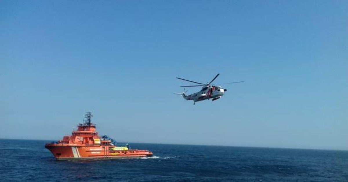 Instantánea de recurso que muestra a un buque y un helicóptero de salvamento