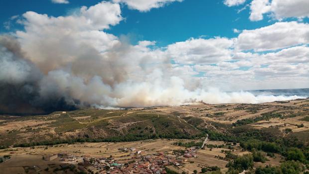 Una veintena de efectivos trabajan en la extinción de un incendio que amenaza Gallegos del Río (Zamora)