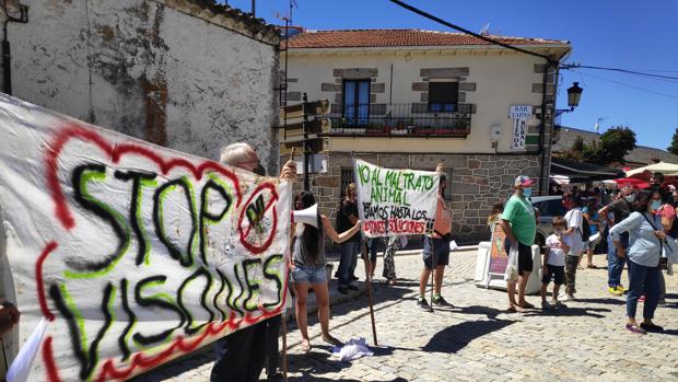 Un pueblo madrileño se manifiestan contra una granja de visones en Peguerinos (Ávila)