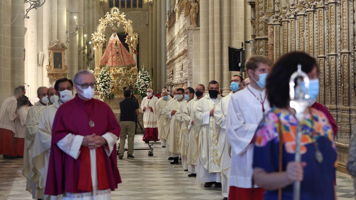 La imagen de la Virgen del Sagrario recorrió en procesión las naves de la catedral