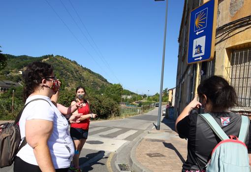 Jóvenes realizando un tramo del Camino hace unos días, en una imagen de archivo