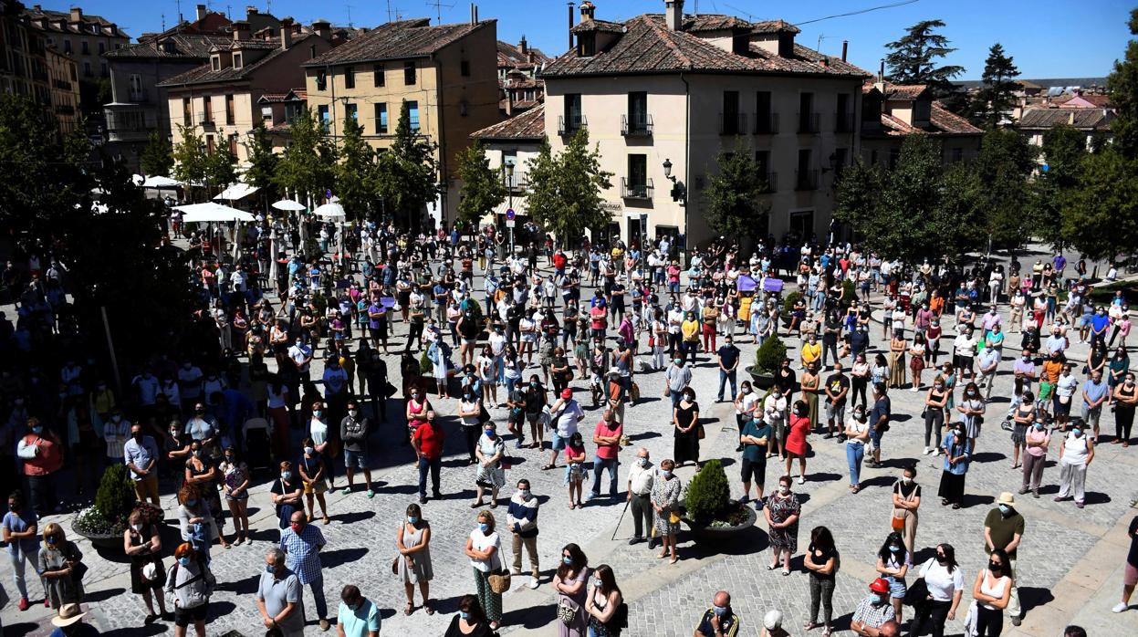 Alrededor de 500 personas se han concentrado frente a las puertas del ayuntamiento para condenar el crimen