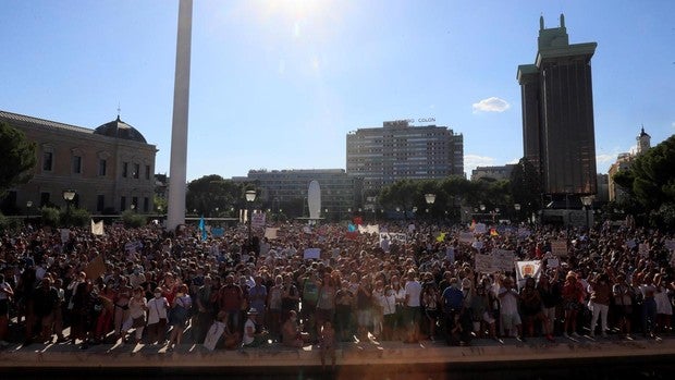 Centenares de personas se concentran en Colón contra las medidas antiCovid sin mascarilla ni distancia