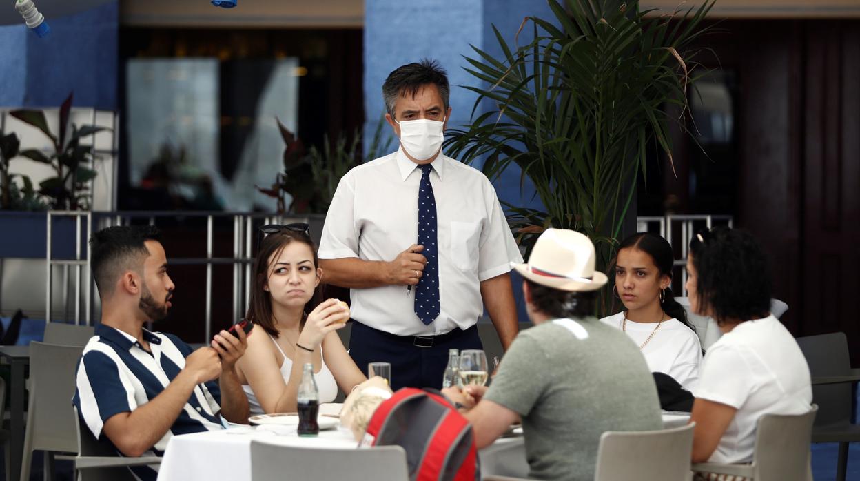 Un grupo de personas ayer en una terraza en Madrid