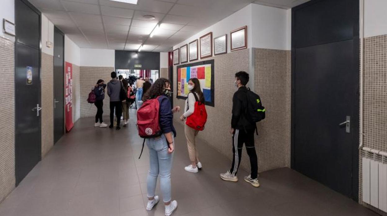 Alumnos, con mascarilla, en un centro educativo