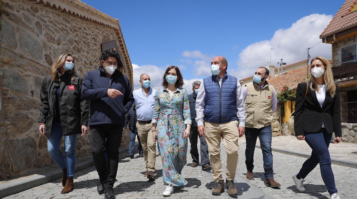 La presidenta Díaz Ayuso y el consejero de Vivienda David Pérez visitan, con otras autoridades, la Sierra Norte