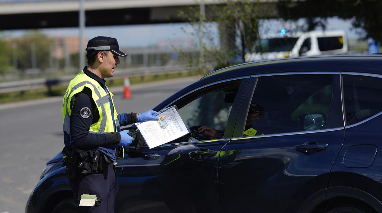 Un agente de la autoridad, junto a un conductor