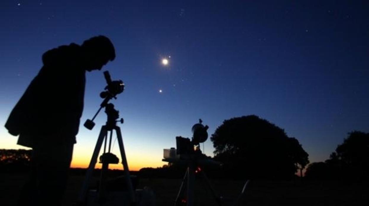 Un hombre observa los astros desde un telescopio