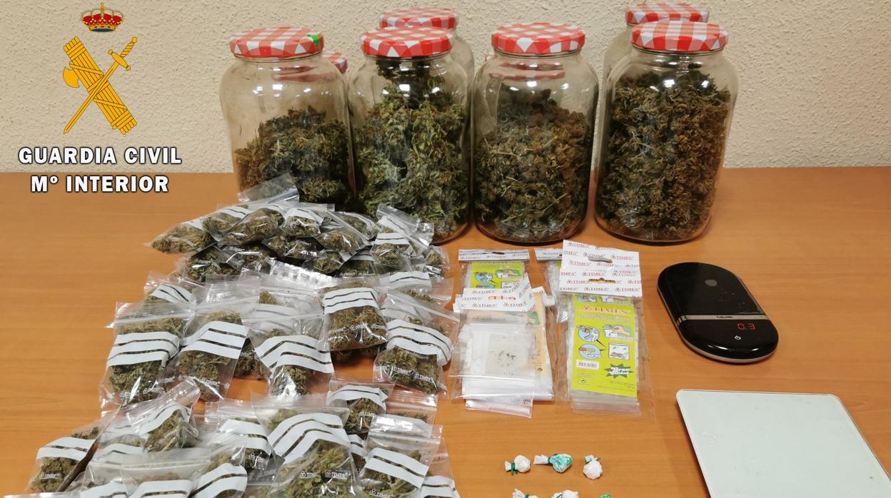 Se han incautado distintas cantidades de cocaína, marihuana y dinero en dos establecimientos comerciales