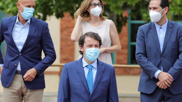 Mañueco pide a los consistorios «control y sanción» frente a los comportamientos de riesgo