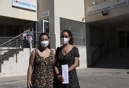 Nuria y Sandra Valle, hermanas de 28 y 20 años, ayer tras realizarse la prueba PCR en el Centro de Especialidades de Carabanchel